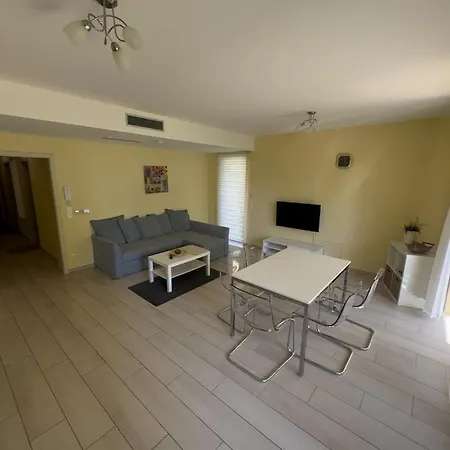 Admiral Apartment *